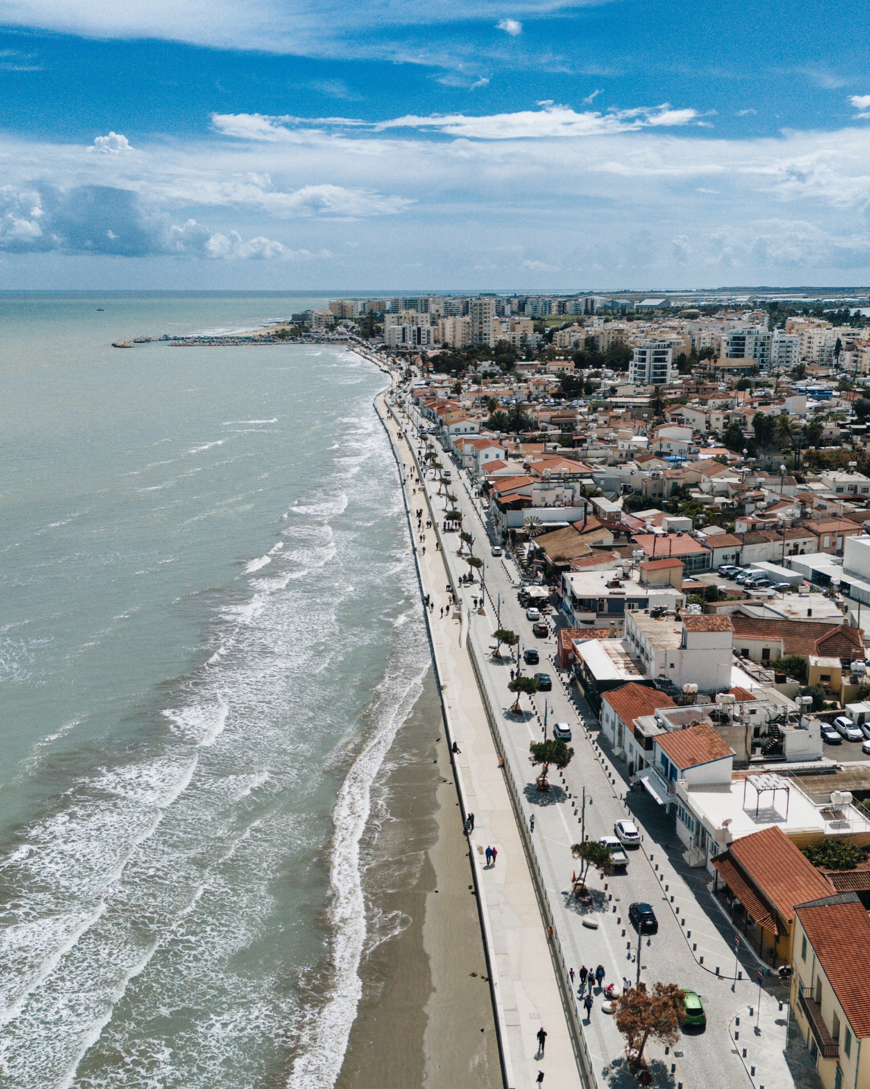 Vista aérea del paseo marítimo de Lárnaca junto a la playa