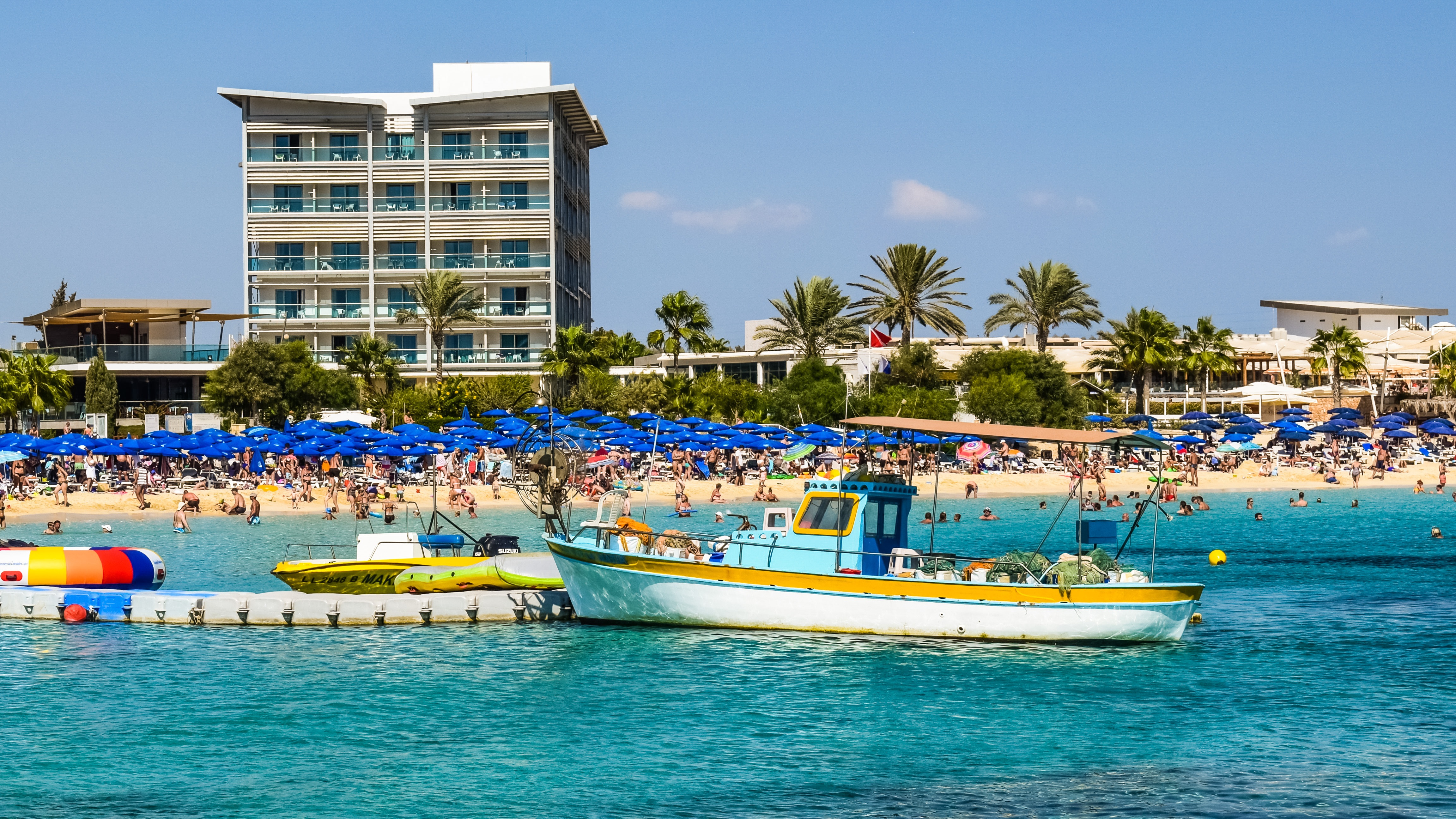Bahía de arena y agua clara en Makronissos