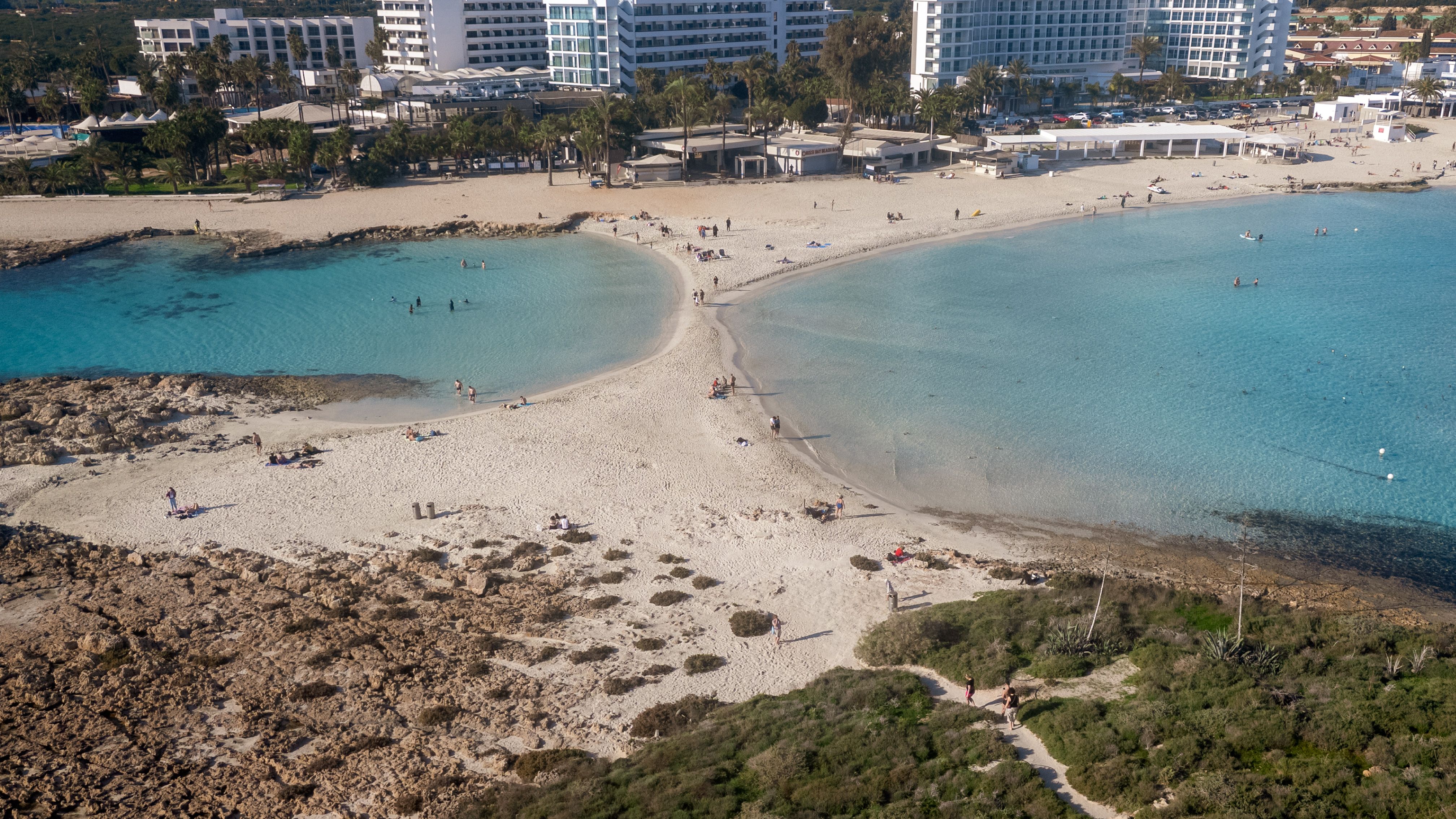 Arena clara y agua poco profunda en Nissi Beach