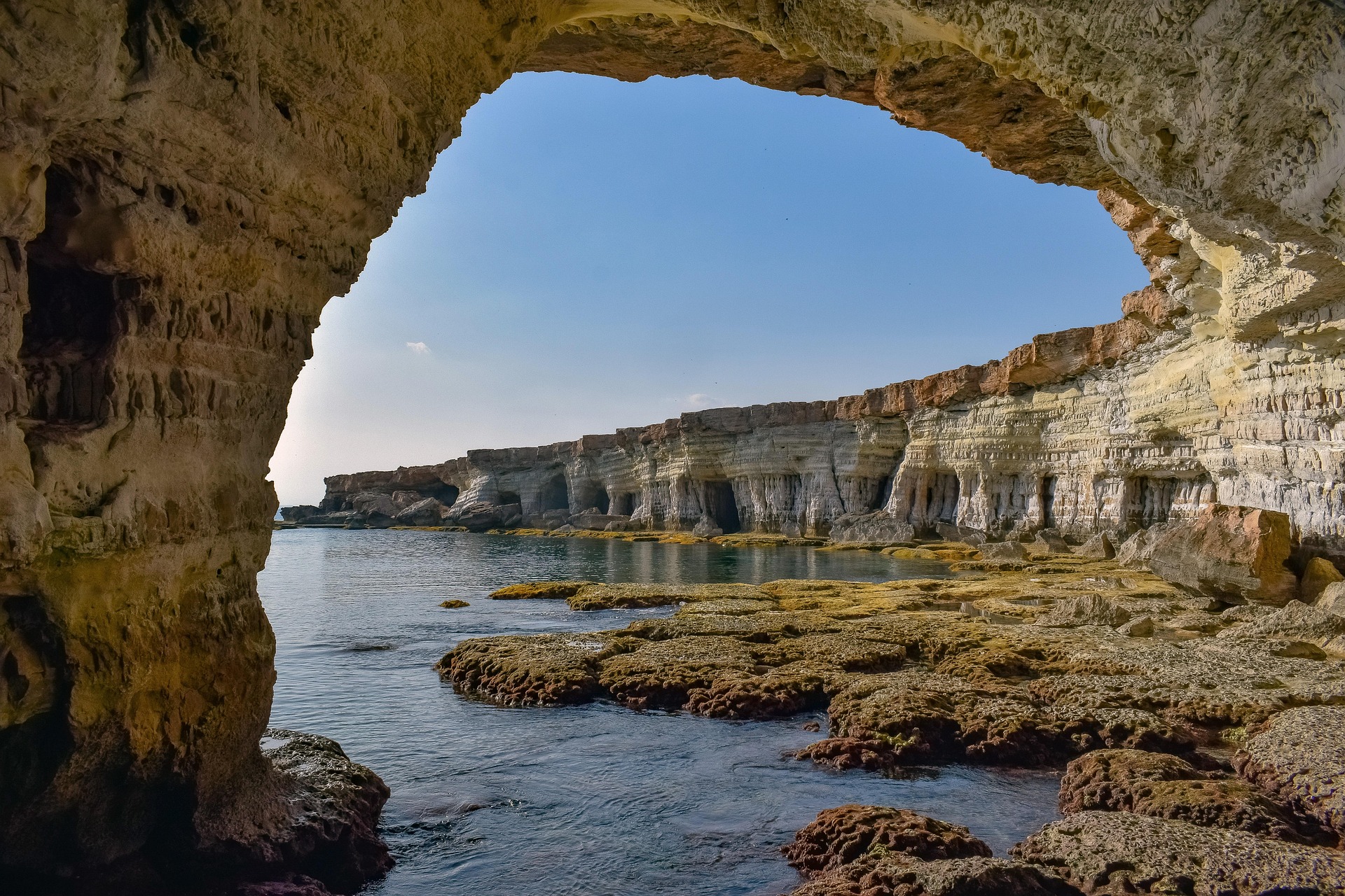 Arcos y paredes de roca en Sea Caves de Ayia Napa
