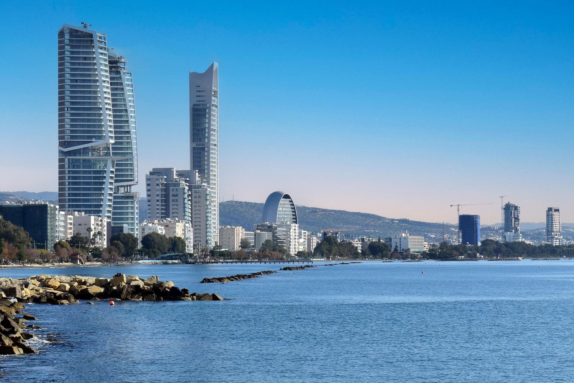 Frente marítimo contemporáneo de Limassol junto al Mediterráneo