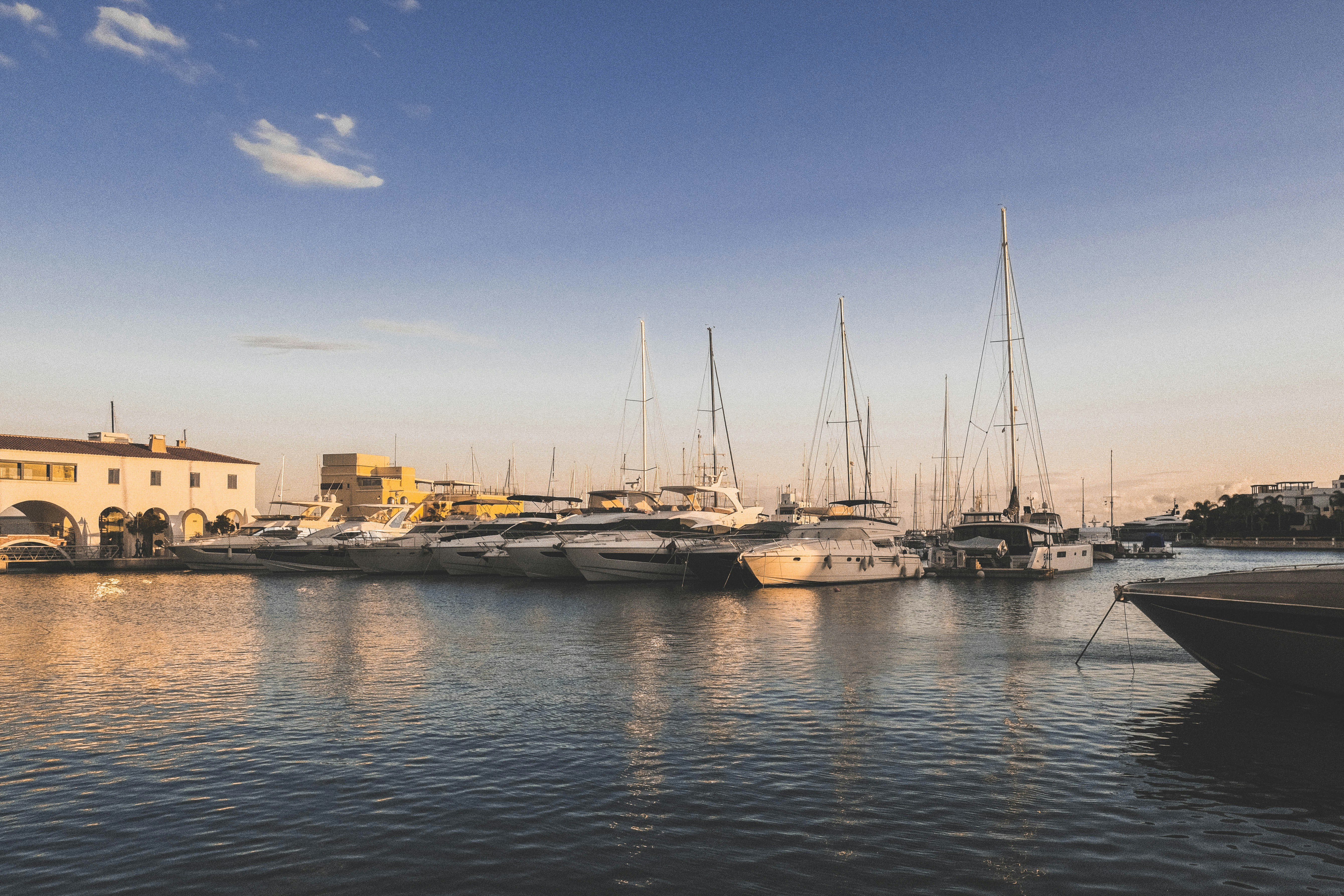 Marina y edificios contemporáneos frente al mar en Limassol