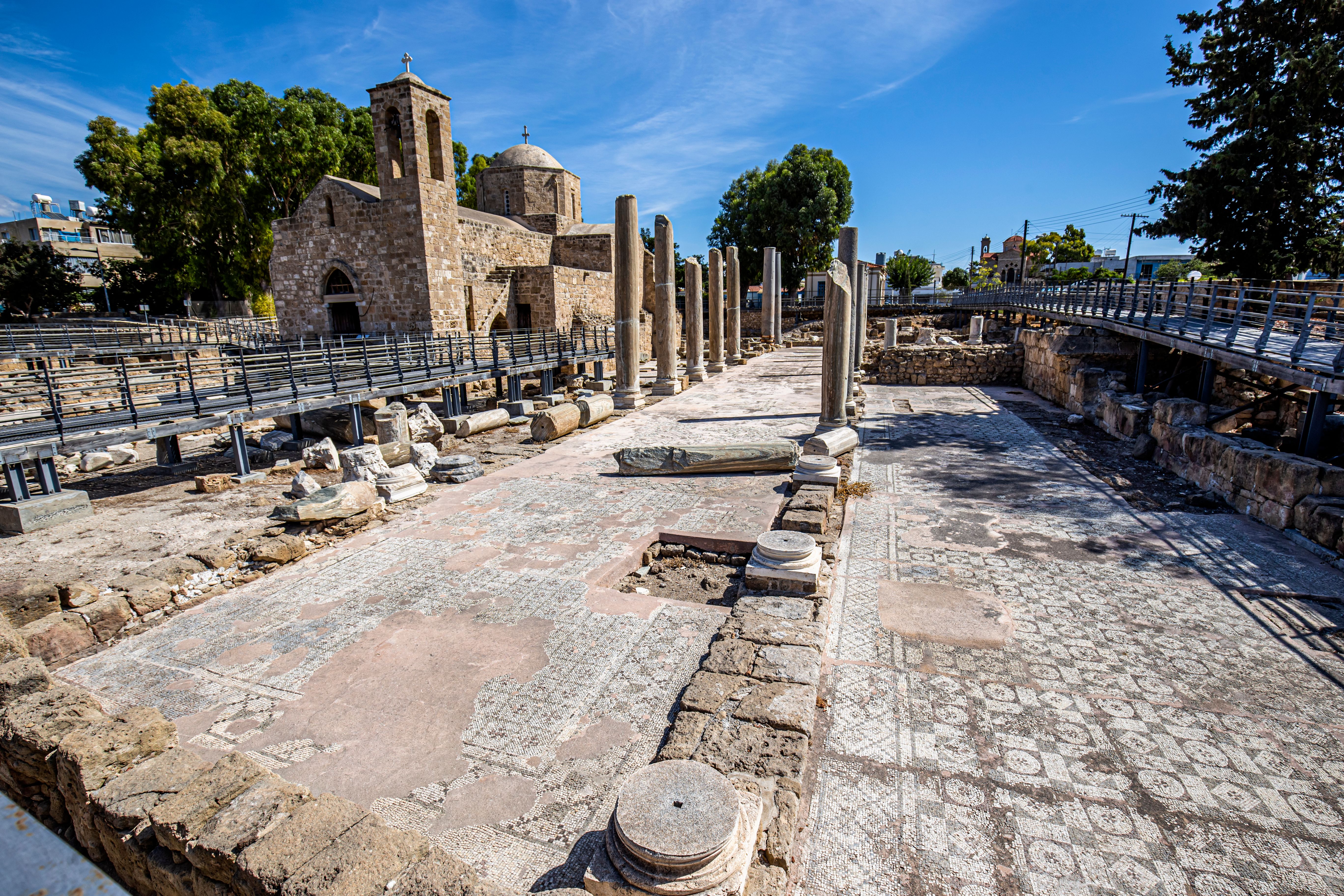 Restos de la basilica y la iglesia de Panagia Chrysopolitissa