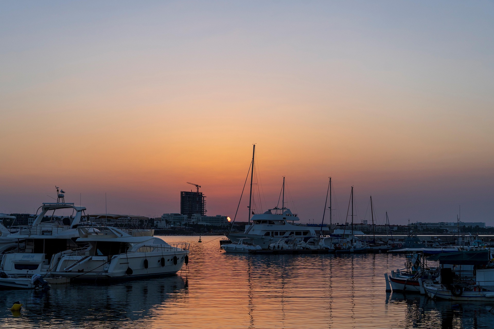 Barcas y paseo del puerto de Pafos