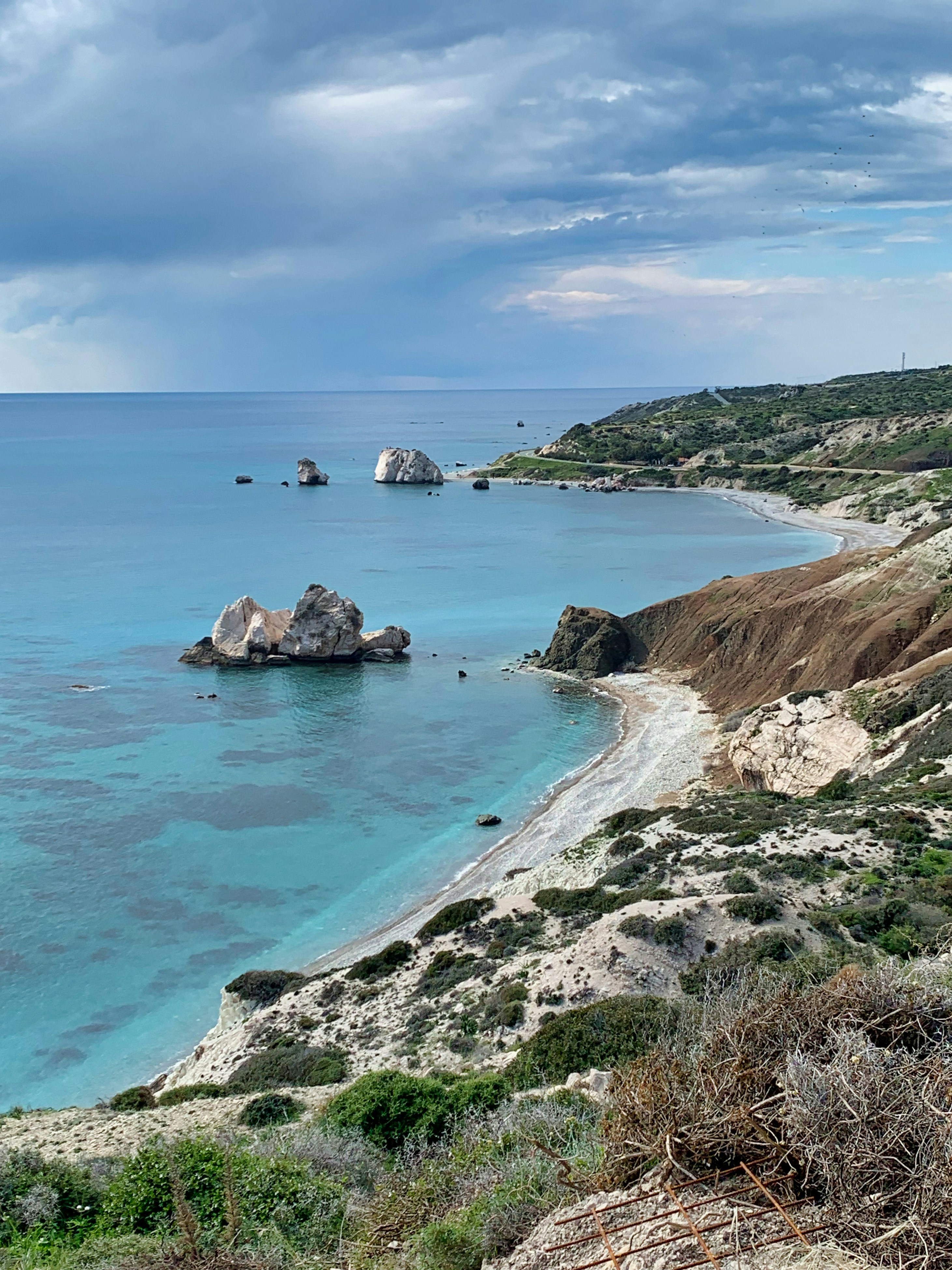 Petra tou Romiou emergiendo del Mediterráneo
