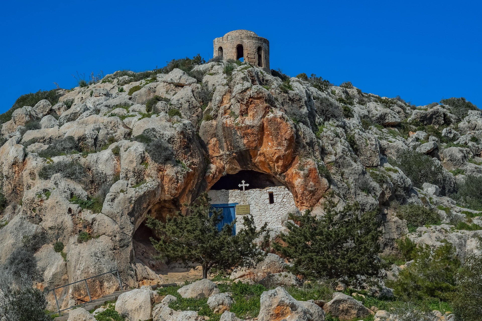 Capilla de Agioi Saranta dentro de una cueva