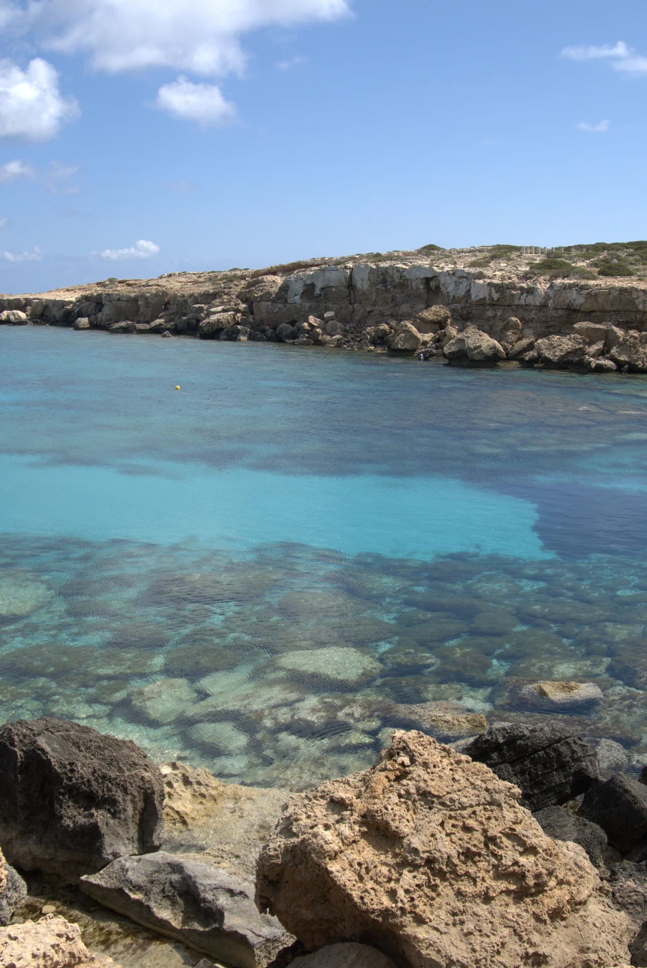 Agua turquesa en Blue Lagoon de Cape Greco