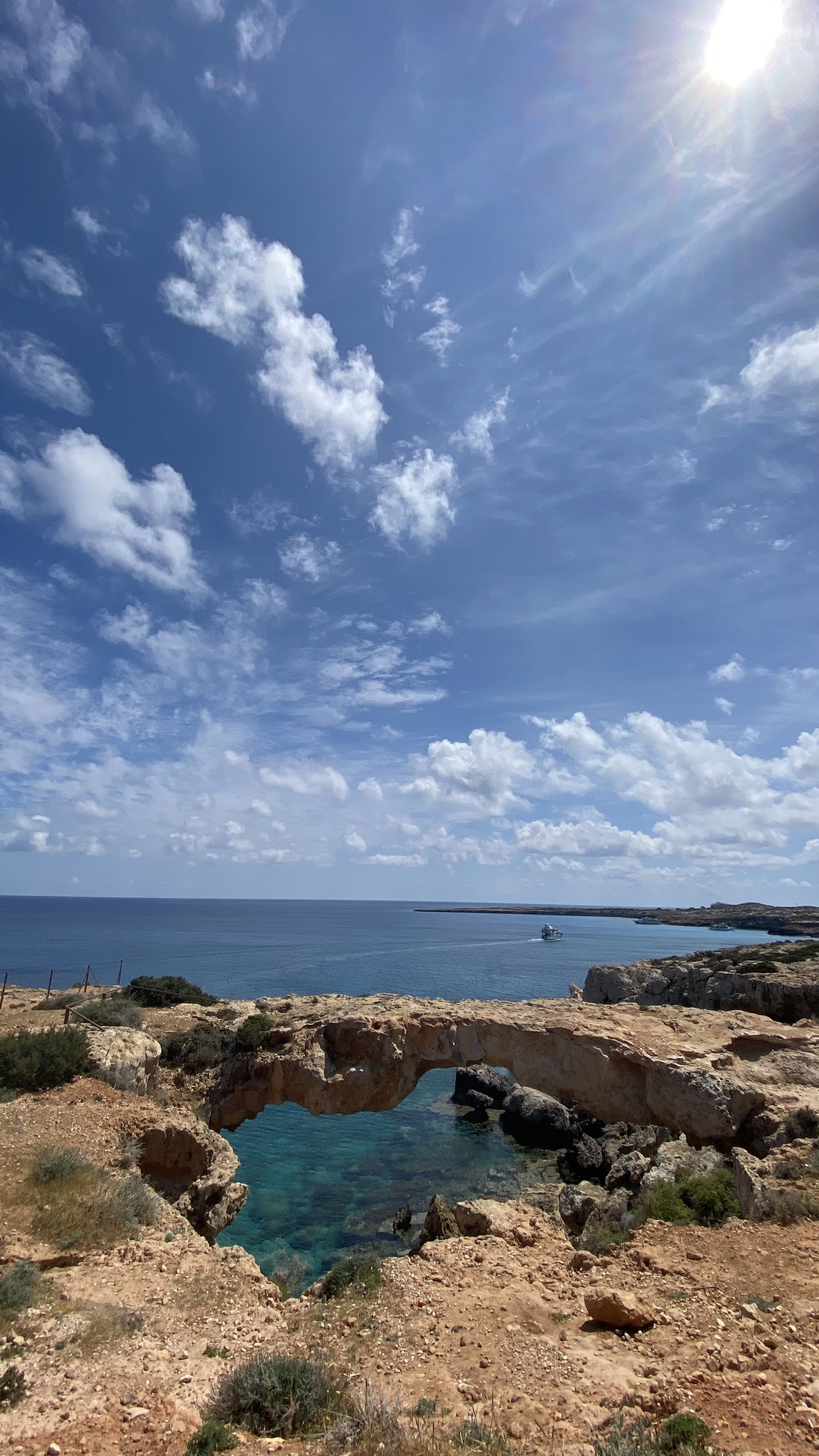 Costa rocosa y vegetación de Cape Greco