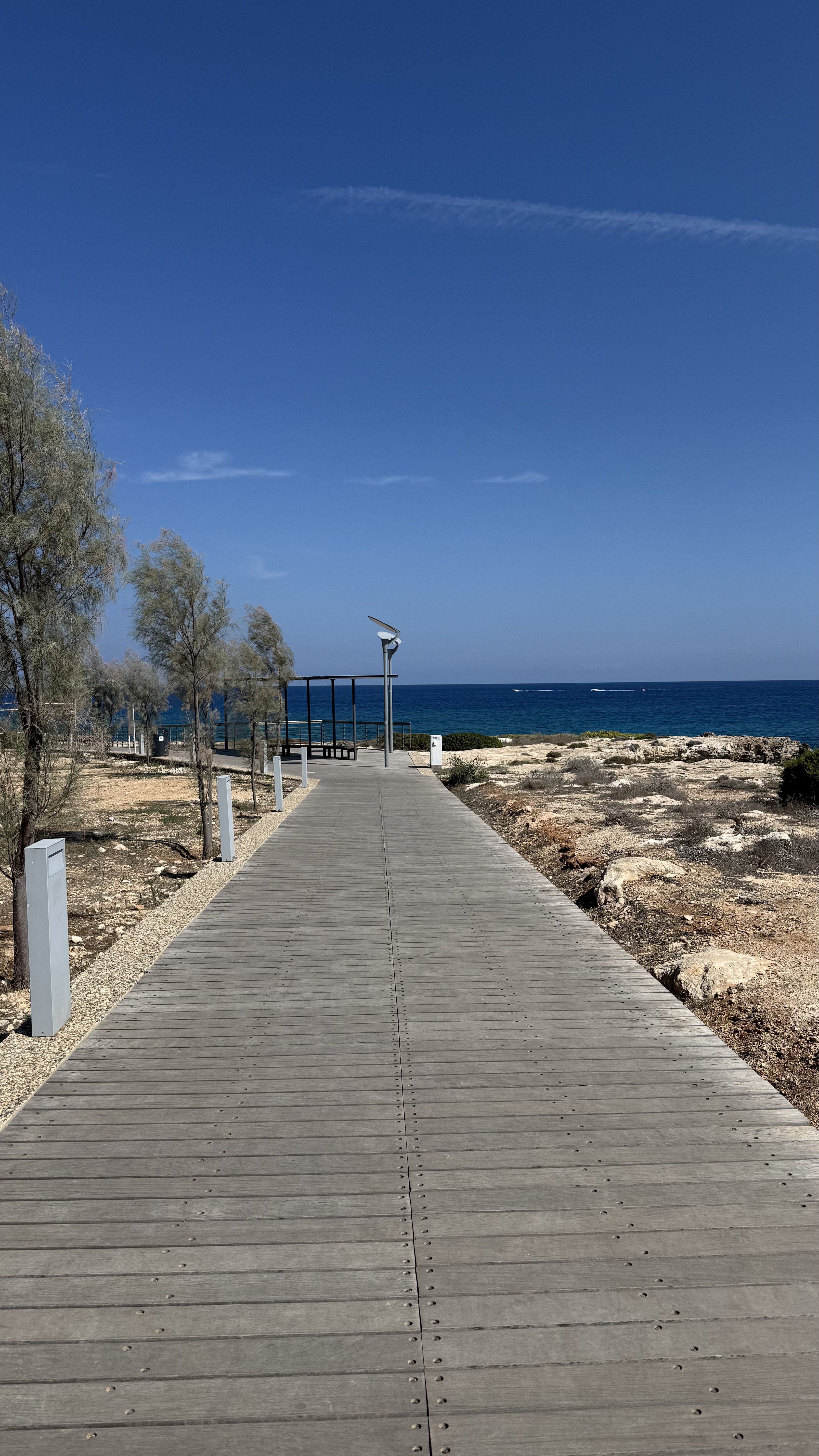 Paseo marítimo de Protaras junto al mar