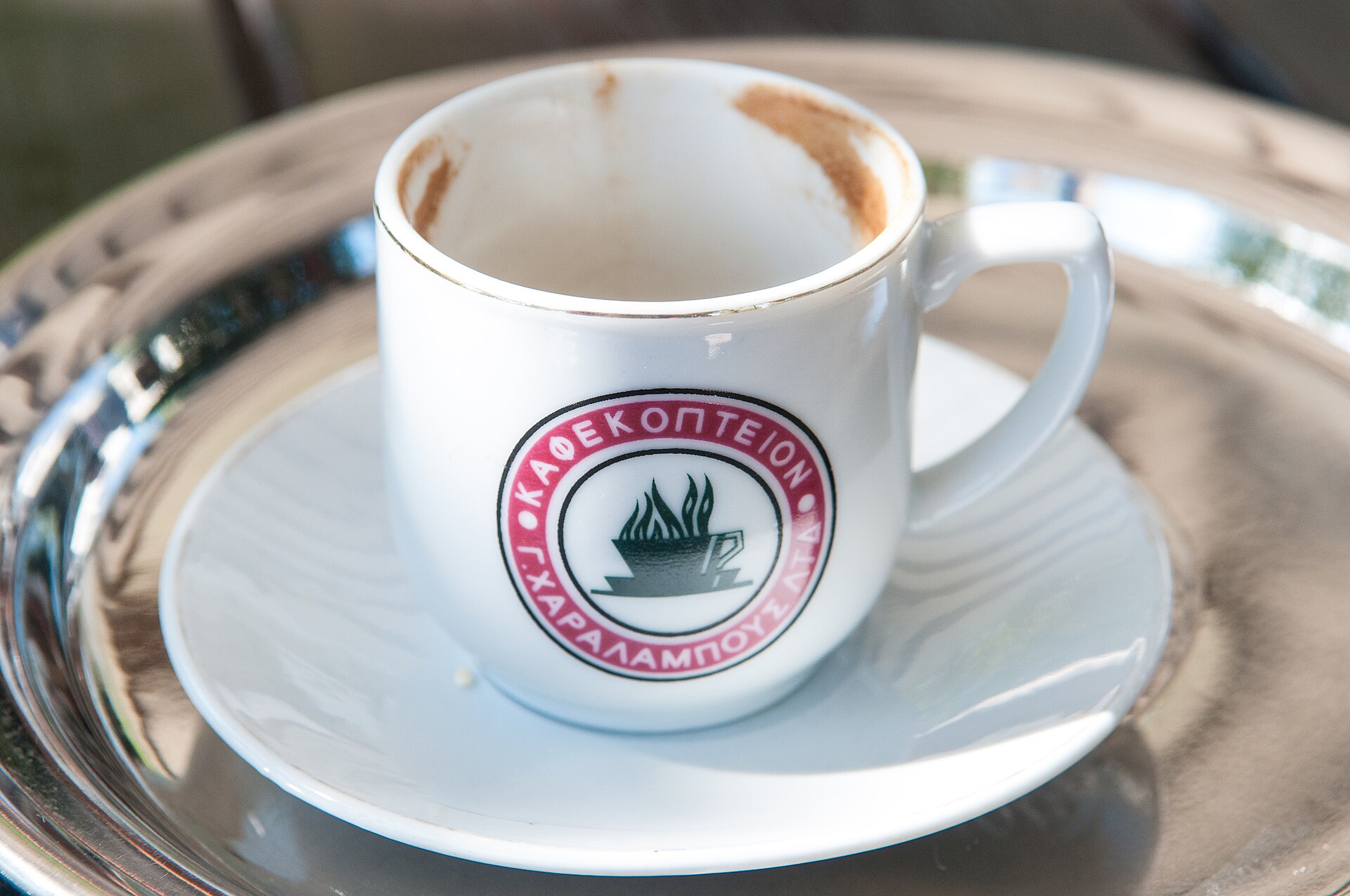 Taza de café chipriota sobre un plato y una bandeja de mesa